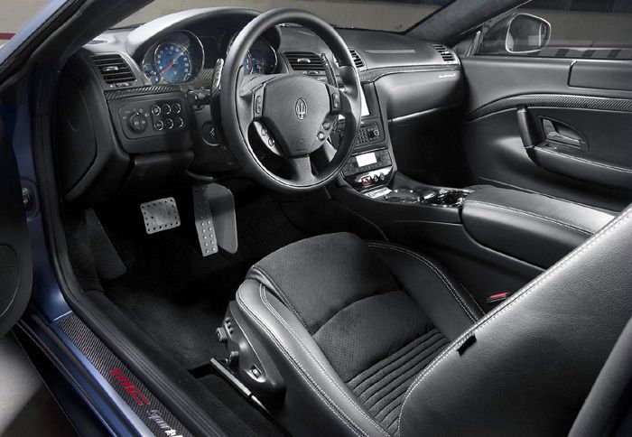 Το δέρμα και τα ανθρακονήματα κυριαρχούν στο εσωτερικό της Maserati GranTurismo S Limited Edition.